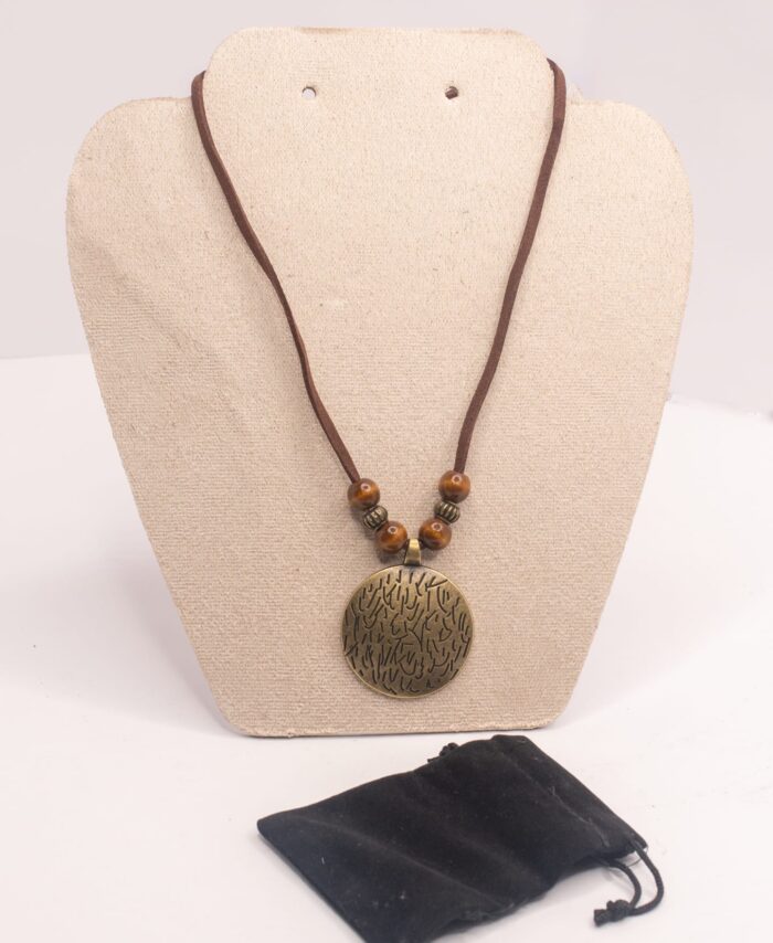 COLGANTE DORADO Y CUERO MARRÓN