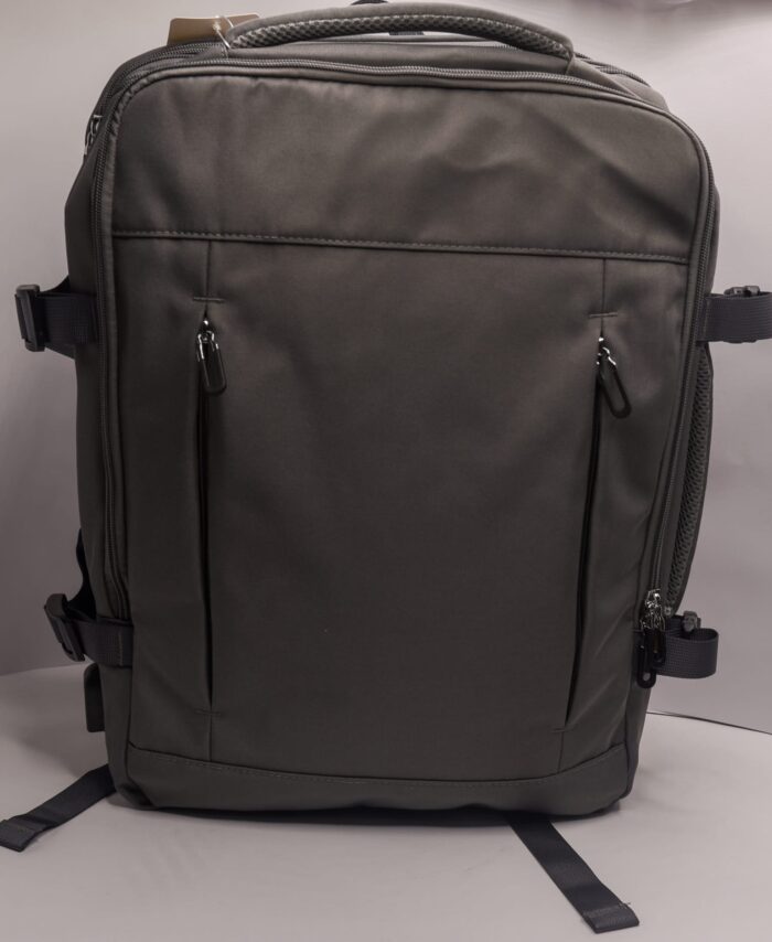 MOCHILA GRIS PARA VIAJAR ( CON CARGADOR)